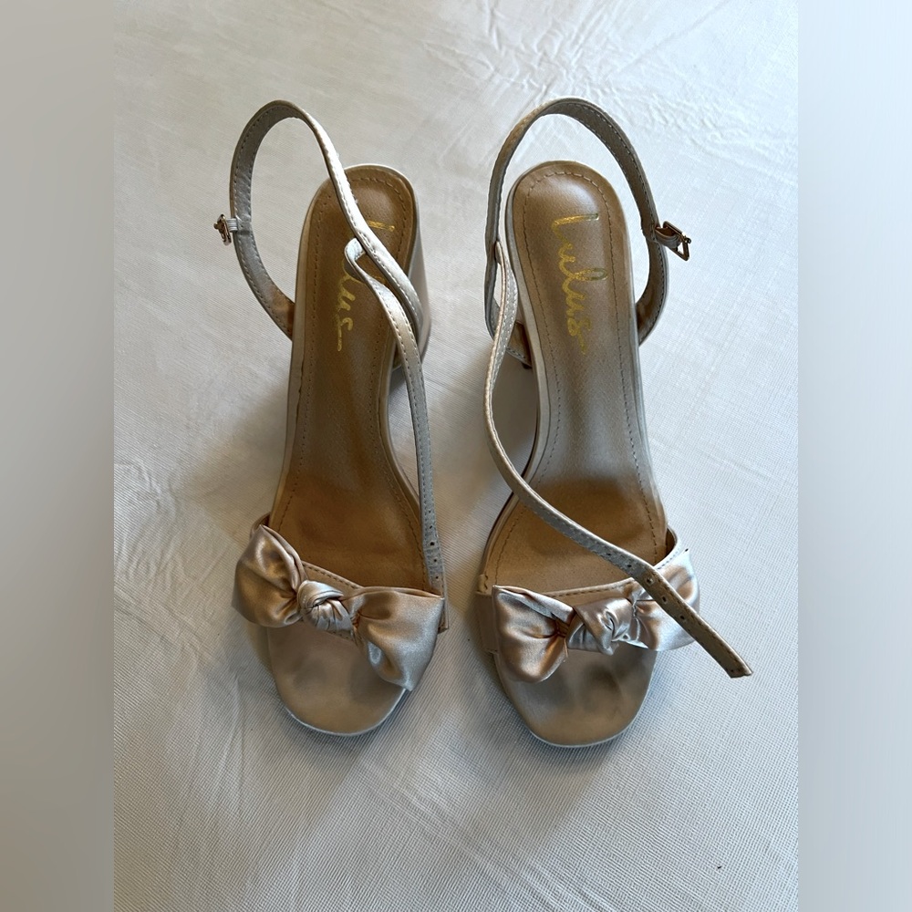 LuLu’s Women’s Champagne Gold Satin Bow Block Heels 9